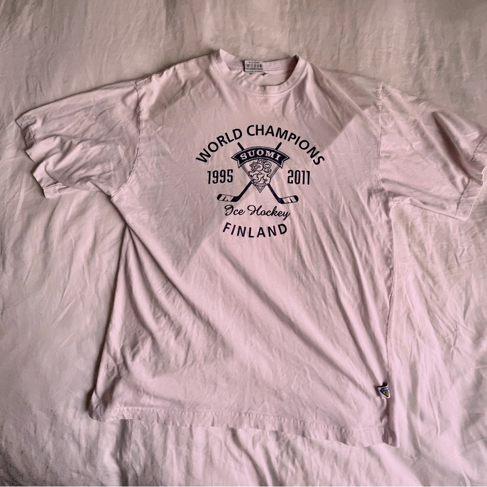 OVERSIZED FINLAND HOCKEY WORLD CHAMPS TEE